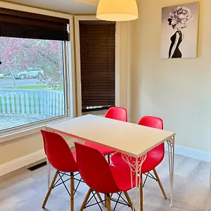 Gorgeous House&30 Second Bus Station Close C-train& Free Parking , Calgary Canada
